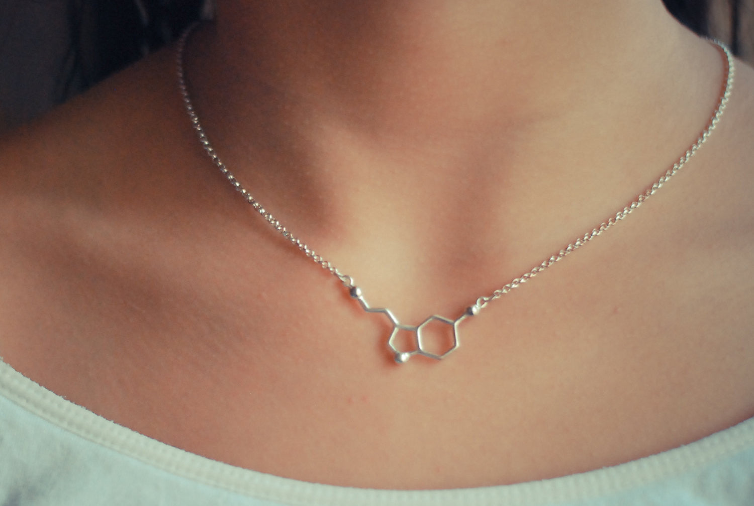 Science Sieraden Serotonine Molecuul Hanger – Zilver, Goud Of Roségoud Ketting Zonder Edelsteen Serebra Jewelry Hanger Science Sieraden Serotonine Molecuul Hanger – Zilver, Goud Of Roségoud Ketting Zonder Edelsteen Serebra Jewelry Hanger
